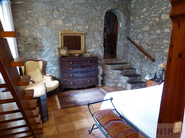 At 8 km from Roses in the Costa Brava, special rustic house for sale with very big terrain