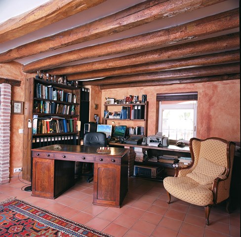 At 8 km from Roses in the Costa Brava, special rustic house for sale with very big terrain