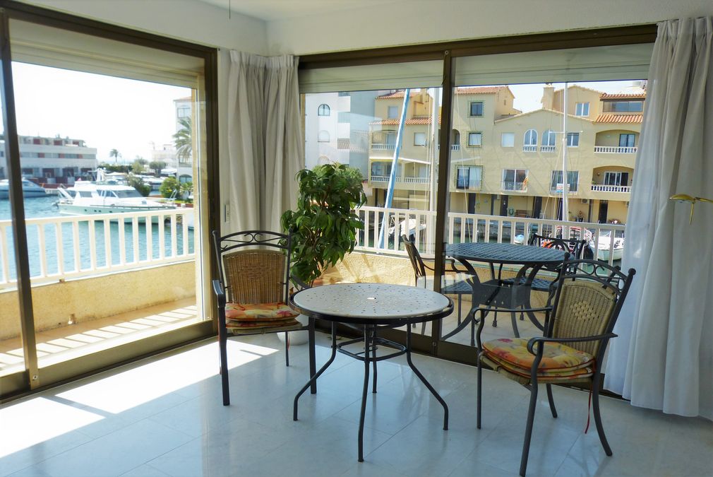 Apartment in Empuriabrava with view on canal and sea, near beach