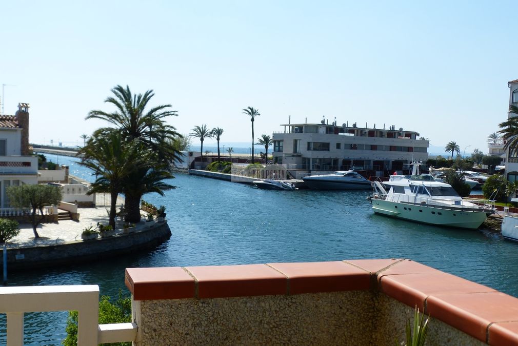 Apartment in Empuriabrava with view on canal and sea, near beach