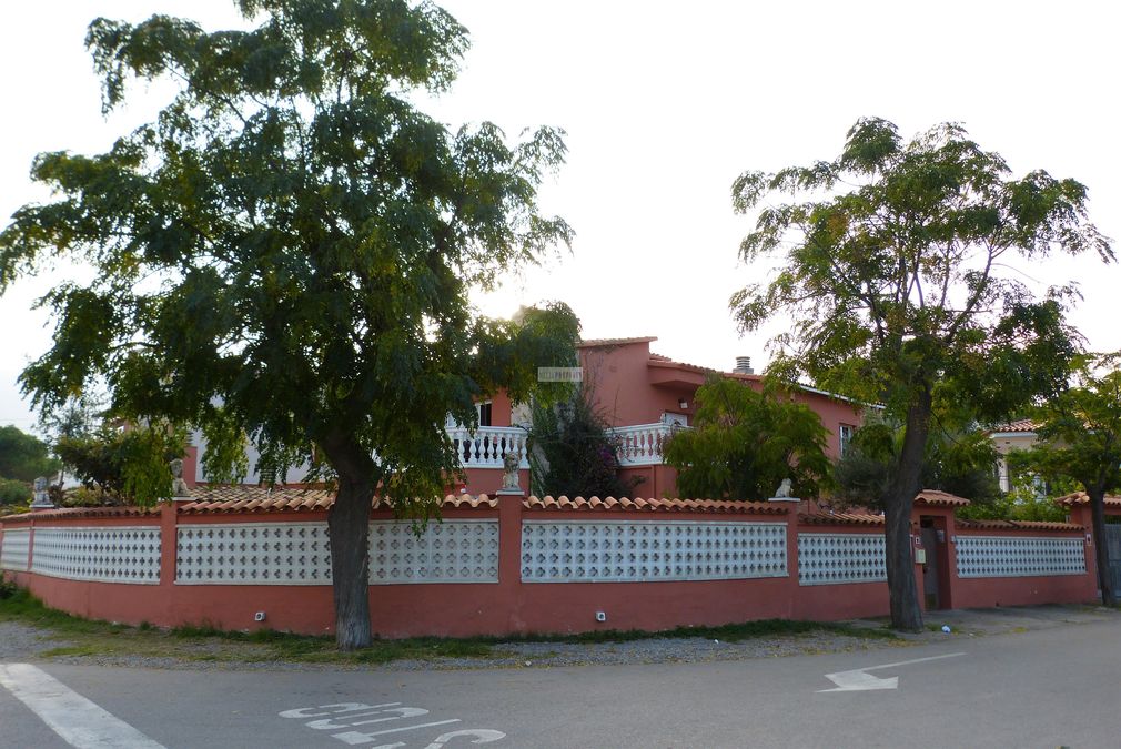 Empuriabrava maison avec appartement  proche de la plage dans secteur Requesens