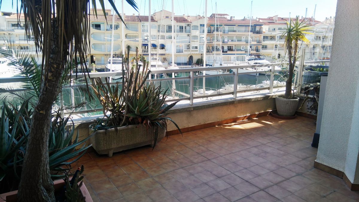Bonic apartament en Club Nàutic amb gran terrassa i vistes al canal