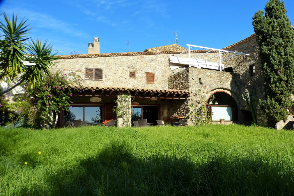 Beautiful rural house with a hostel , garden, pool and sea views