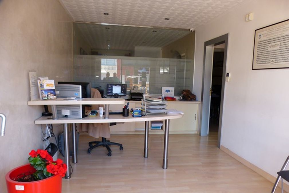 Empuriabrava, office for sale, with 2 offices and large filing cabinet in main Av.