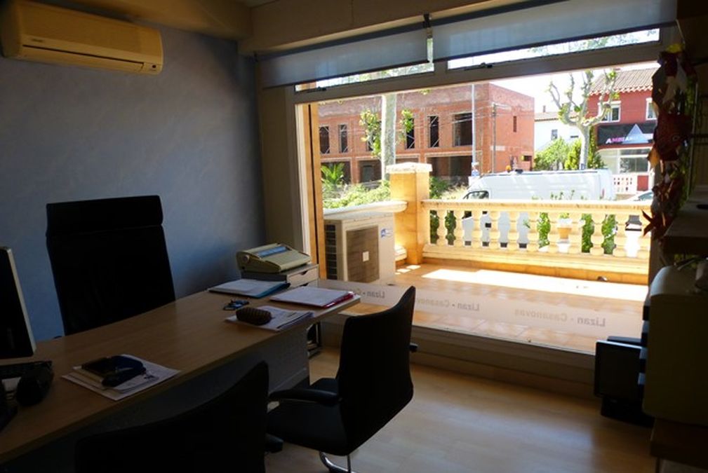 Empuriabrava, office for sale, with 2 offices and large filing cabinet in main Av.