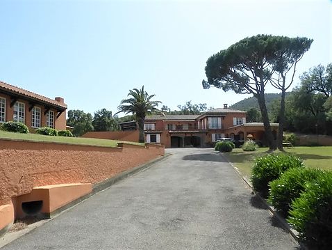 Beautiful house with 7ha of land next to the French border