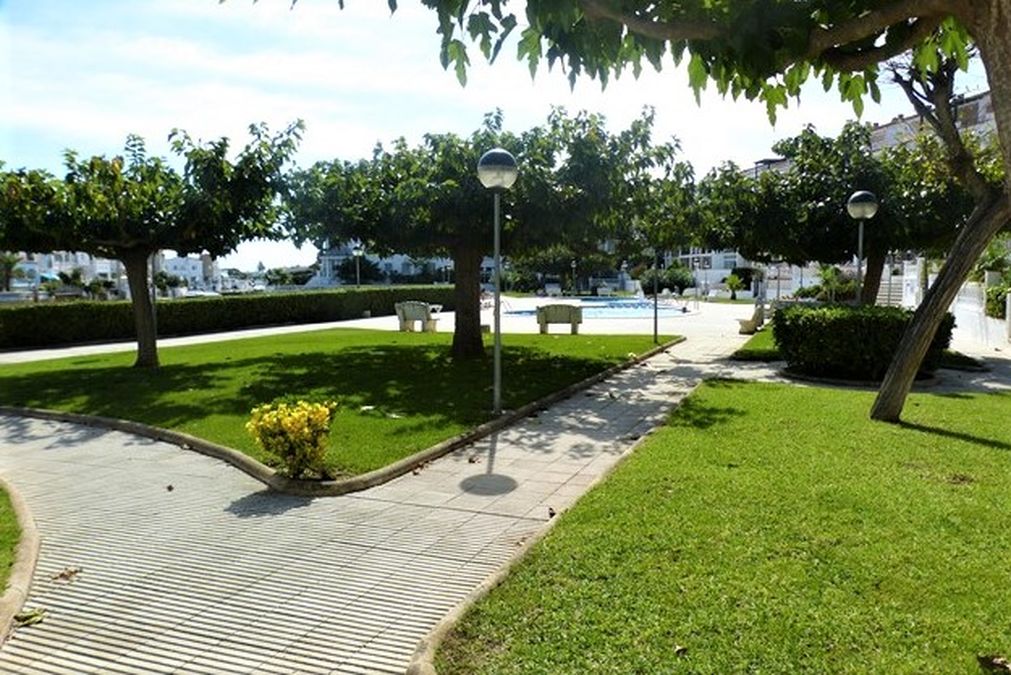 Spacious F3 apartment in residence with garden and communal pool, private garage 22 m2