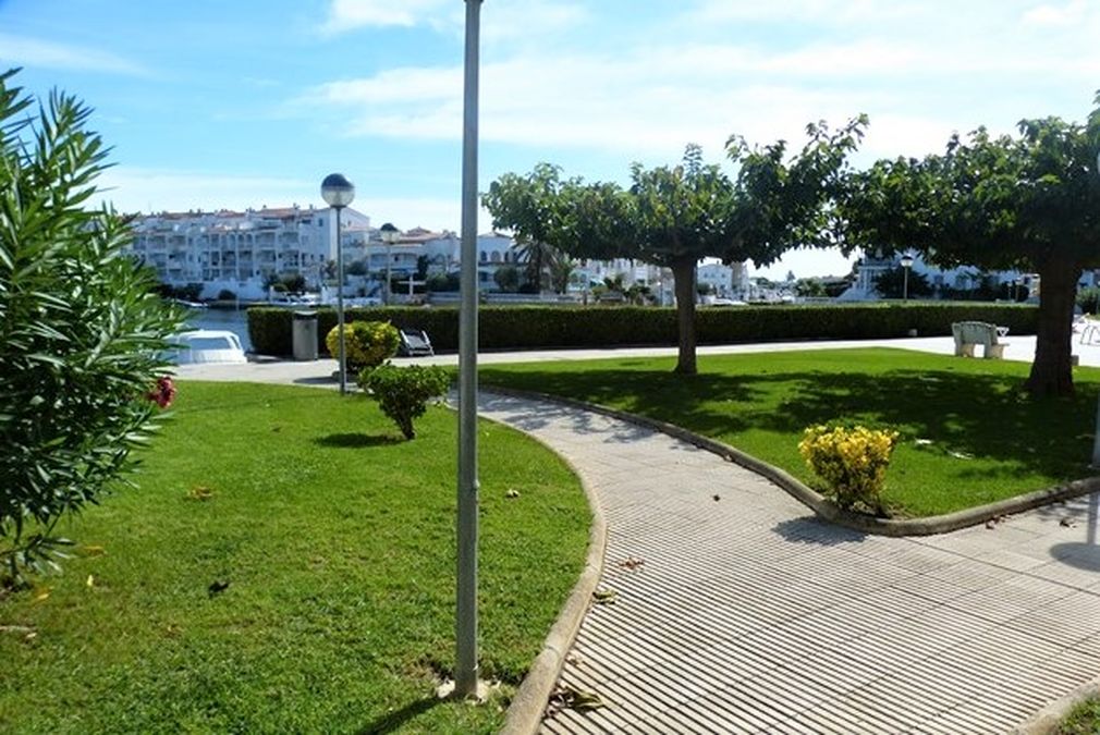 Spacious F3 apartment in residence with garden and communal pool, private garage 22 m2