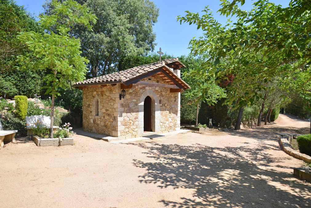 En venda masia de el segle XVII en estil català a la zona del Baix Empordà