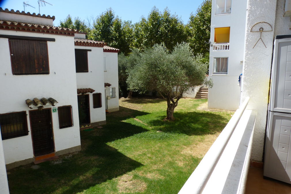 Pleasant studio for sale in Empuriabrava with canal views and parking