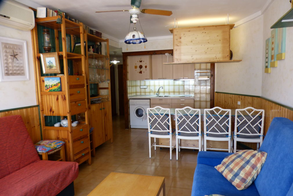 Pleasant studio for sale in Empuriabrava with canal views and parking