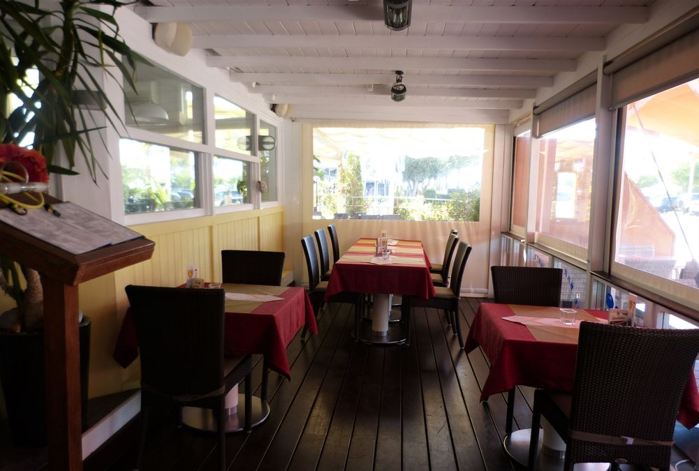 Restaurant für den Transfer in der Nähe des Strandes von Empuriabrava, Costa Brava
