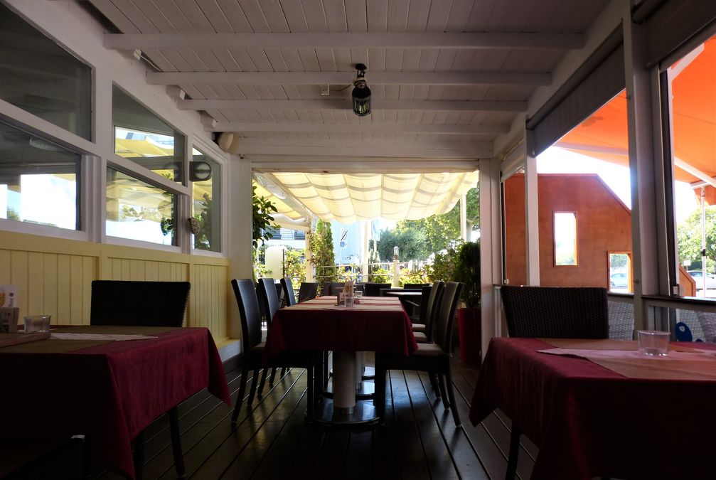 Restaurant für den Transfer in der Nähe des Strandes von Empuriabrava, Costa Brava