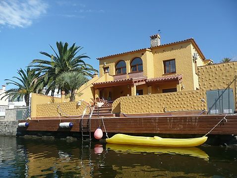 Casa con un gran potencial, dividida en dos apartamentos , ideal para alquiler.