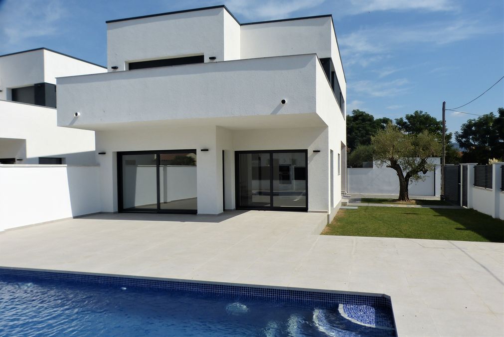 Neues Projekt 2 Schone Villen In Empuriabrava
