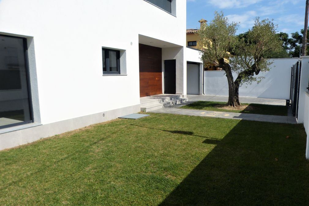 Neues Projekt 2 Schone Villen In Empuriabrava