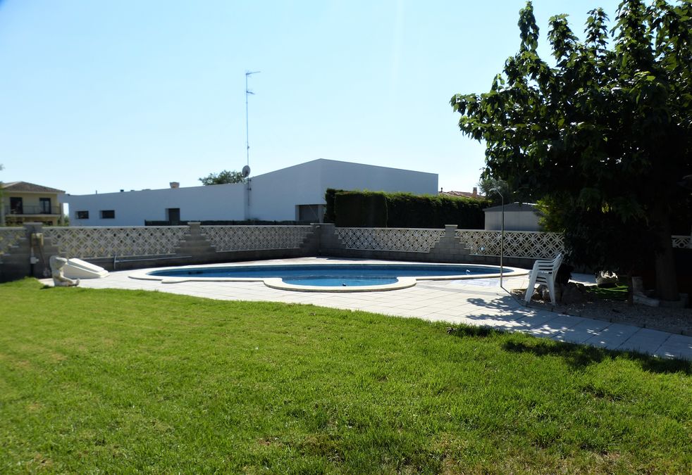 Belle villa de construction solide et grand terrain à Castelló de Empúries à vendre.