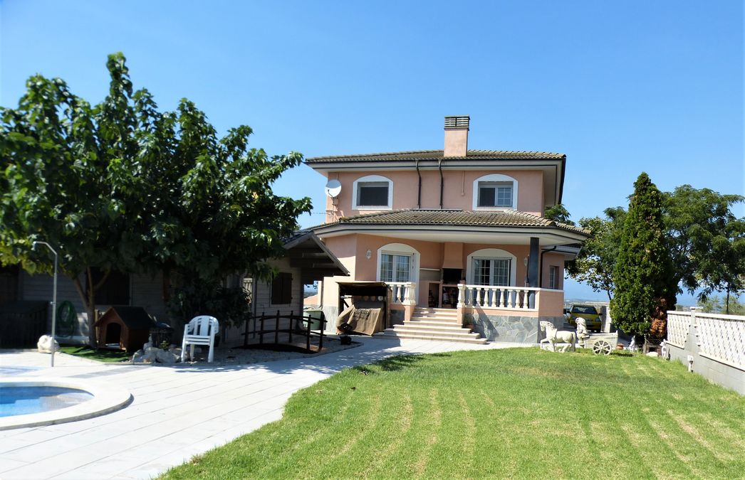 Beautiful villa with solid construction and large plot in Castelló de Empúries for sale.