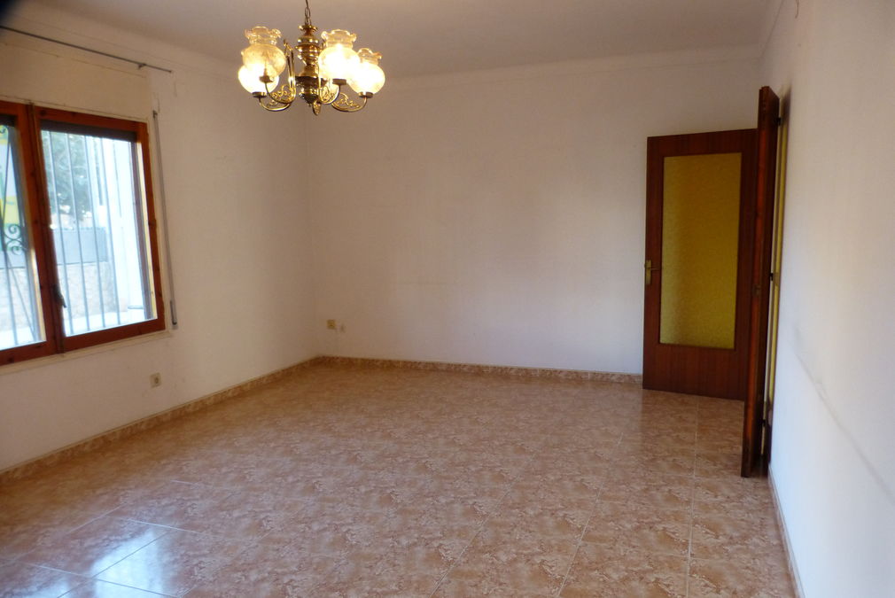 Large apartment with patio, 3 bedrooms and large living room in Mas Matas, Roses
