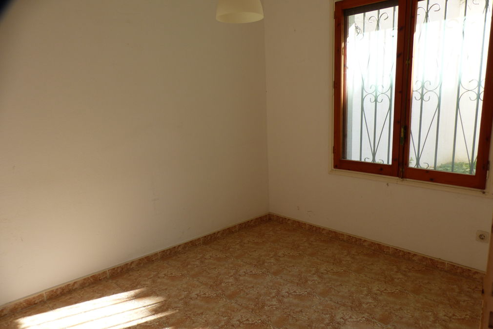 Gran apartamento con patio, 3 dormitorios y amplio salón en Mas Matas, Roses