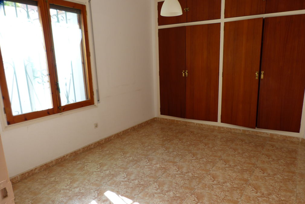 Gran apartamento con patio, 3 dormitorios y amplio salón en Mas Matas, Roses
