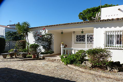 Villa avec un grand terrain et une vue magnifique sur le canal.