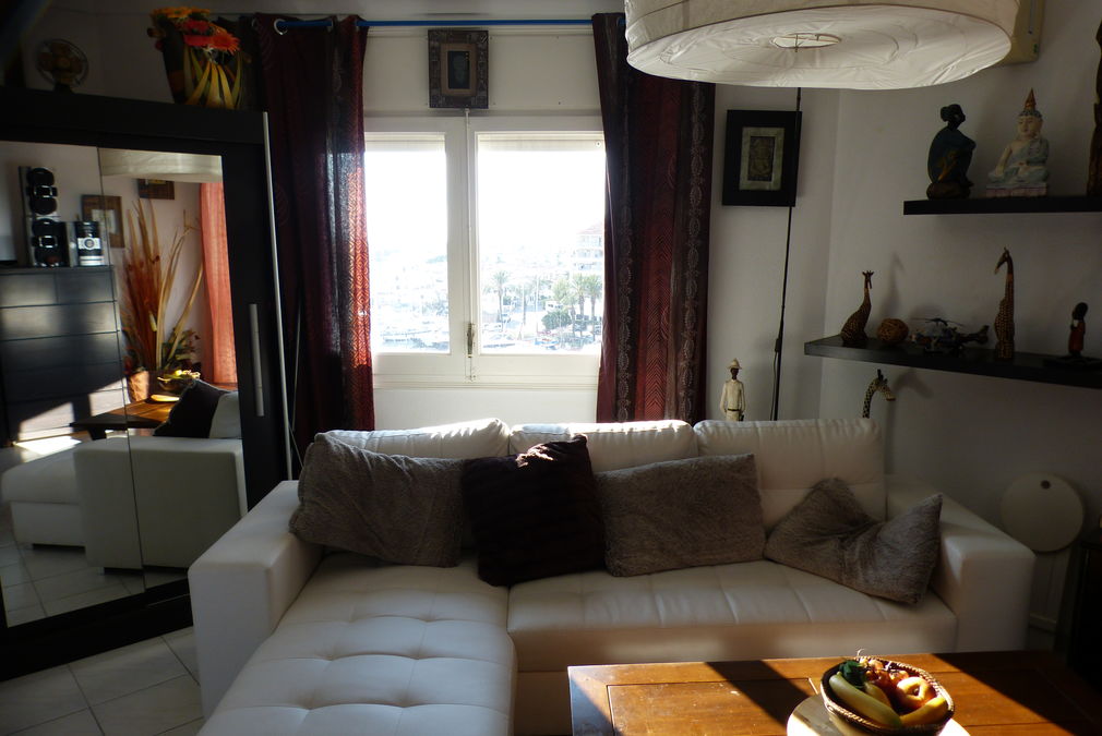 Flat for sale furnished in the Club Náutic, central, located in the centre and near the beach.