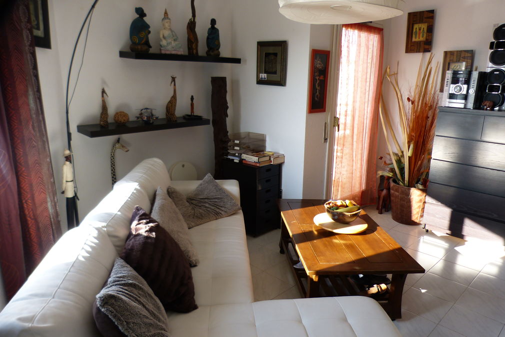 Flat for sale furnished in the Club Náutic, central, located in the centre and near the beach.