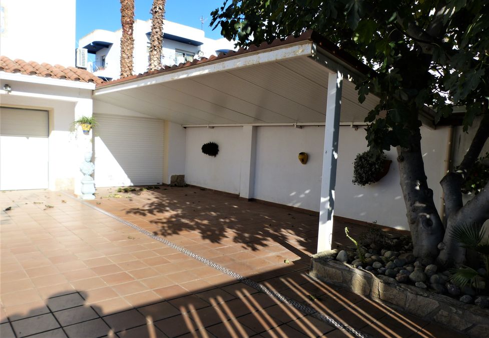 Splendid house in a residential area close to the sea and right in the centre of town