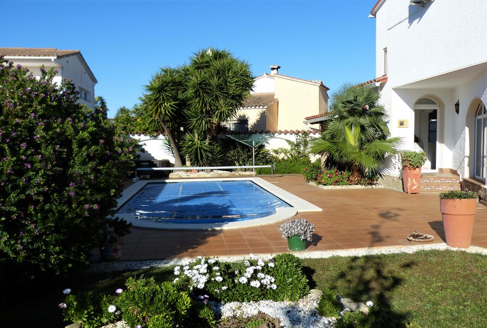 Splendid house in a residential area close to the sea and right in the centre of town