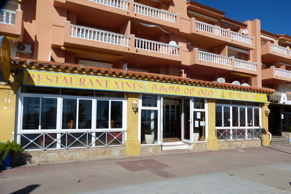 Restaurant möbeliert 50 m vom Strand entfernt wird zum Verkauf ANGEBOTEN.