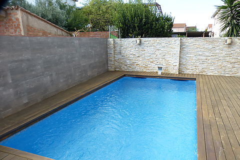 Spacious and modern terraced house in a quiet residential area with pool, garage, 3 bedrooms, 2 bathrooms and dressing