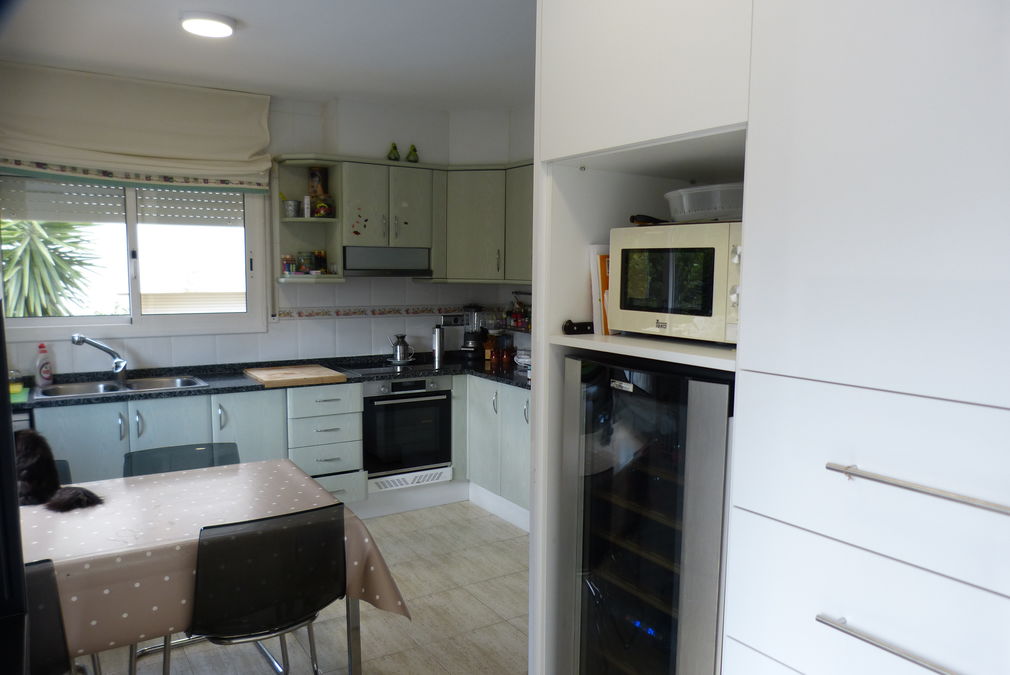 Spacious and modern terraced house in a quiet residential area with pool, garage, 3 bedrooms, 2 bathrooms and dressing