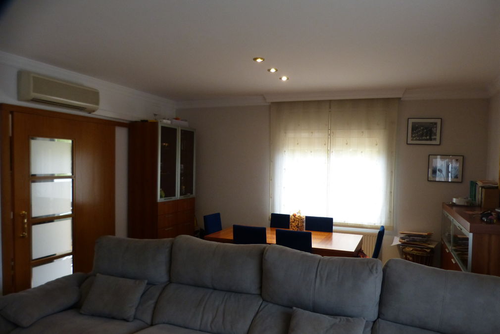 Àmplia i moderna casa adossada en una zona residencial tranquil·la amb piscina, garatge, 3 habitacions, 2 banys i vestidor