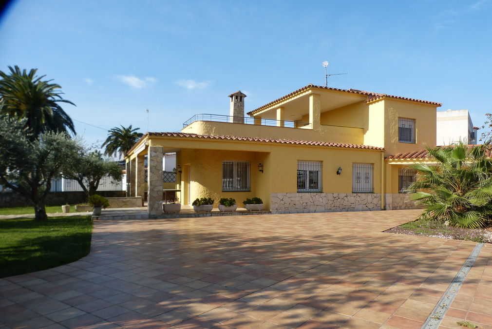 House with pool for sale in Empuriabrava, large plot, near the beach