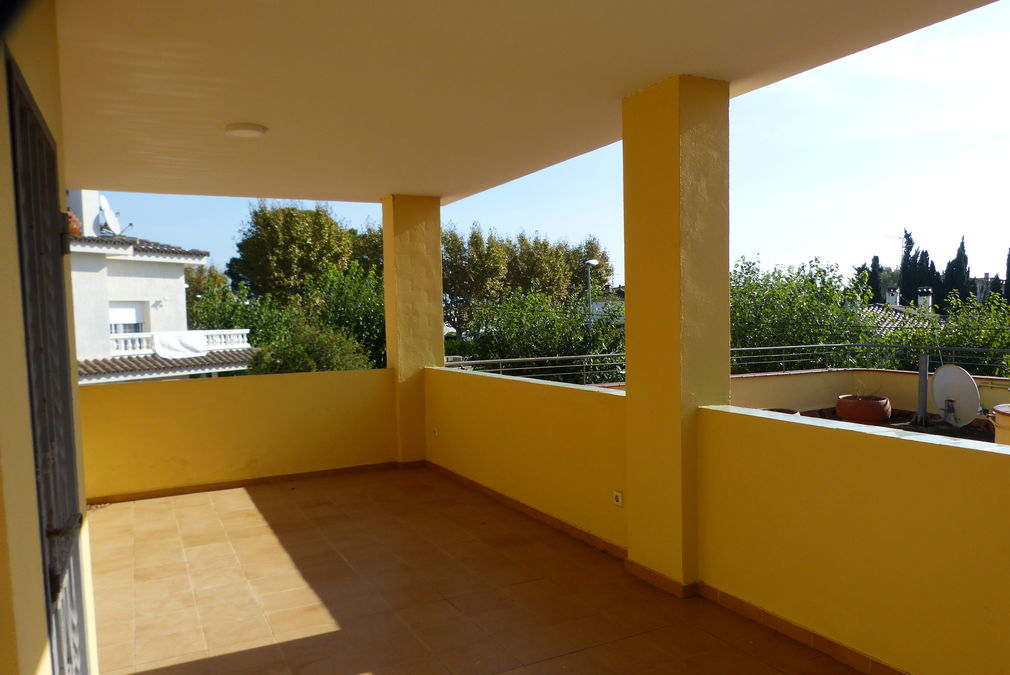 House with pool for sale in Empuriabrava, large plot, near the beach