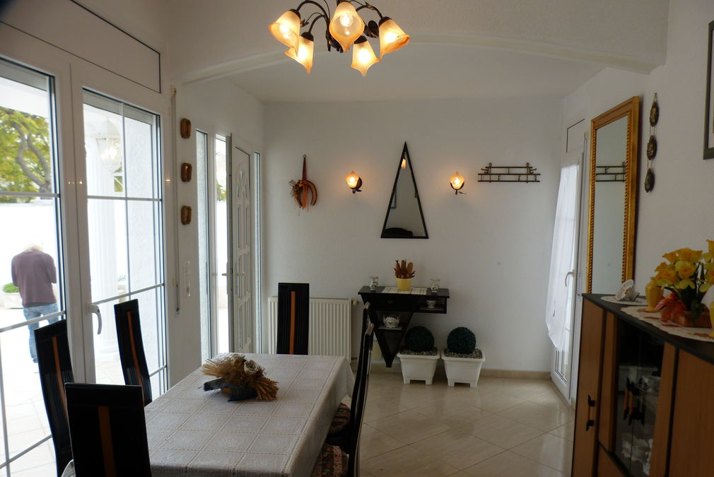 Solid holiday home with external studio, pool and 3 rooms with 2 bathrooms for sale in Empuriabrava