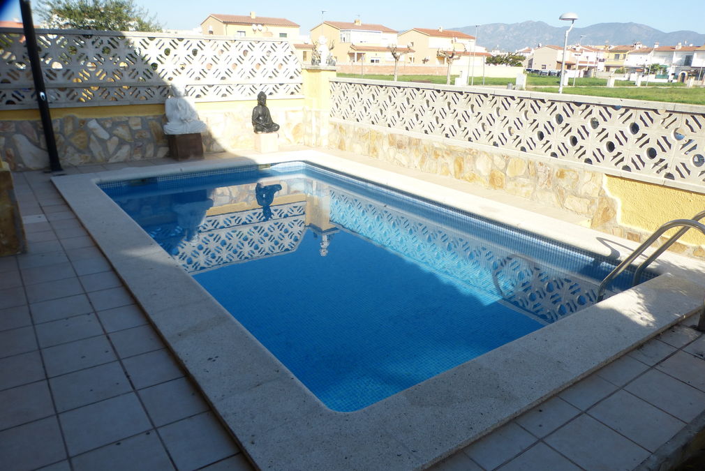 Family house in Empuria on 145sqm and 441sqm plot with many extras for sale