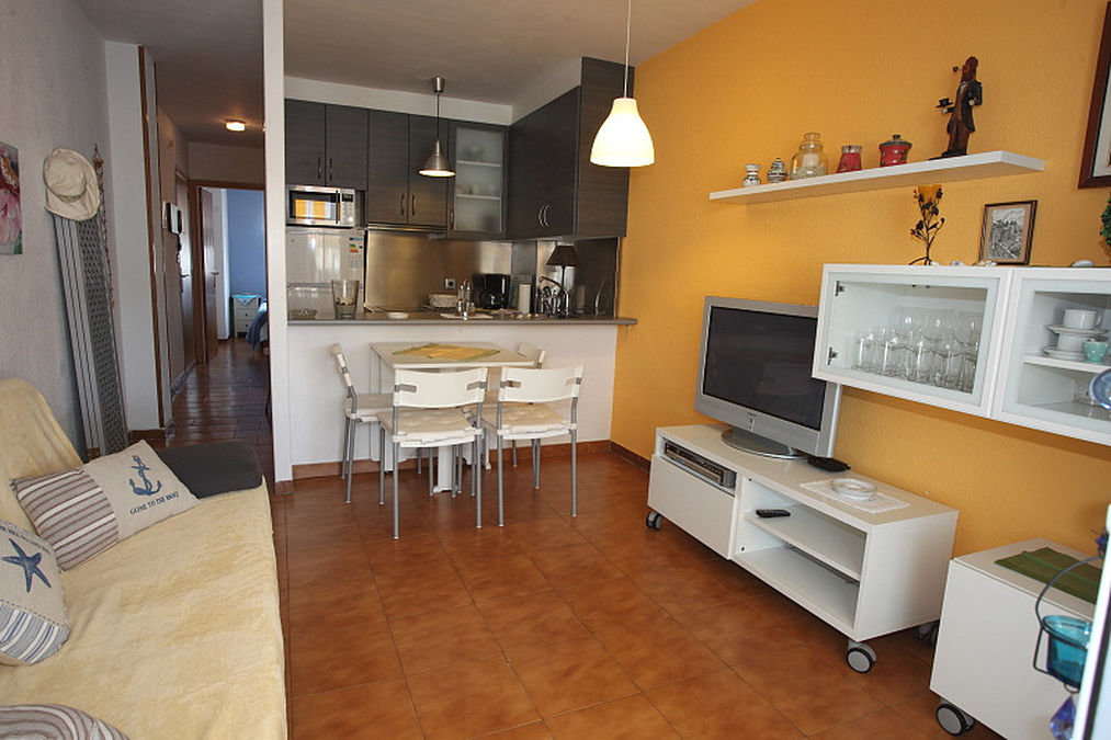Very nice, centrally located apartment for sale in the middle of Empuriabrava facing south.