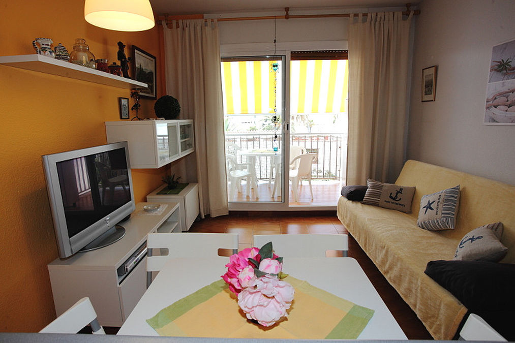 Very nice, centrally located apartment for sale in the middle of Empuriabrava facing south.