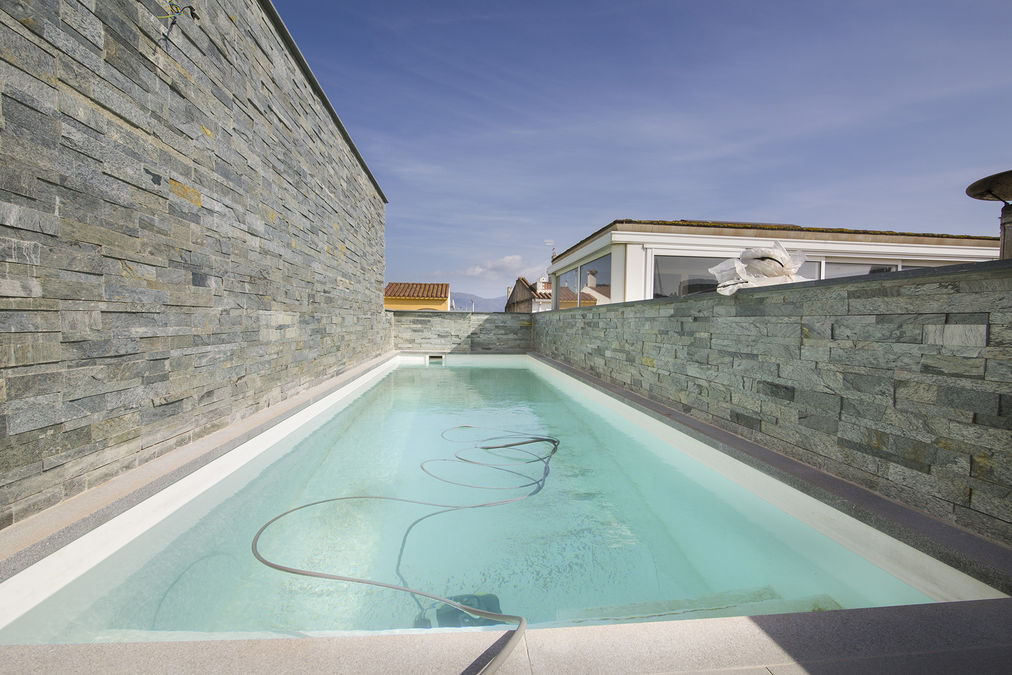 Casa a canal amb vistes nova construcció amb garatge, piscina i amarratge 12x5,80