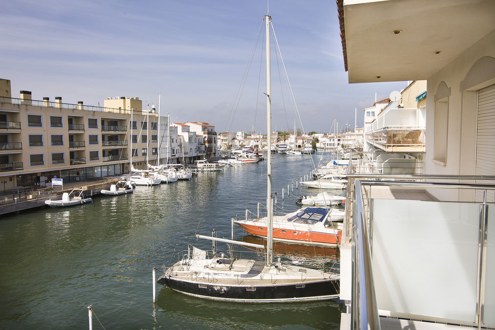 Bonic terreny de 153 m2 a canal Port Moxo amb amarratge de catamarà de 12x8 i vistes espectaculars 