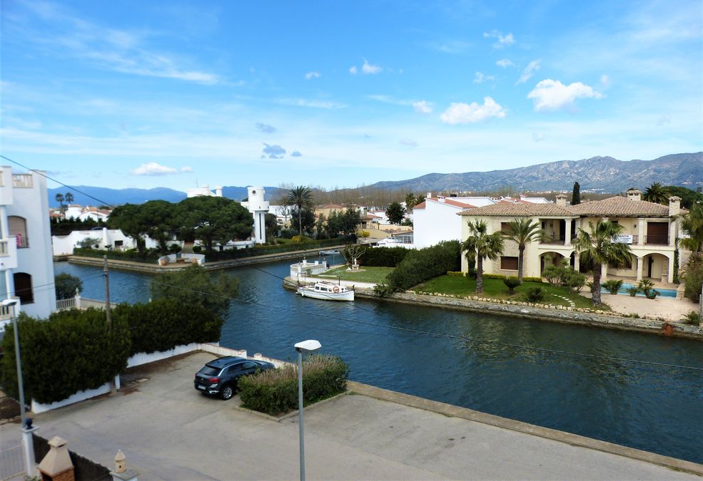 Flat for sale in a small building with a magnificent view of the canal and the mountains in a quiet environment.