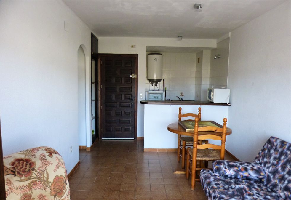 Flat for sale in a small building with a magnificent view of the canal and the mountains in a quiet environment.