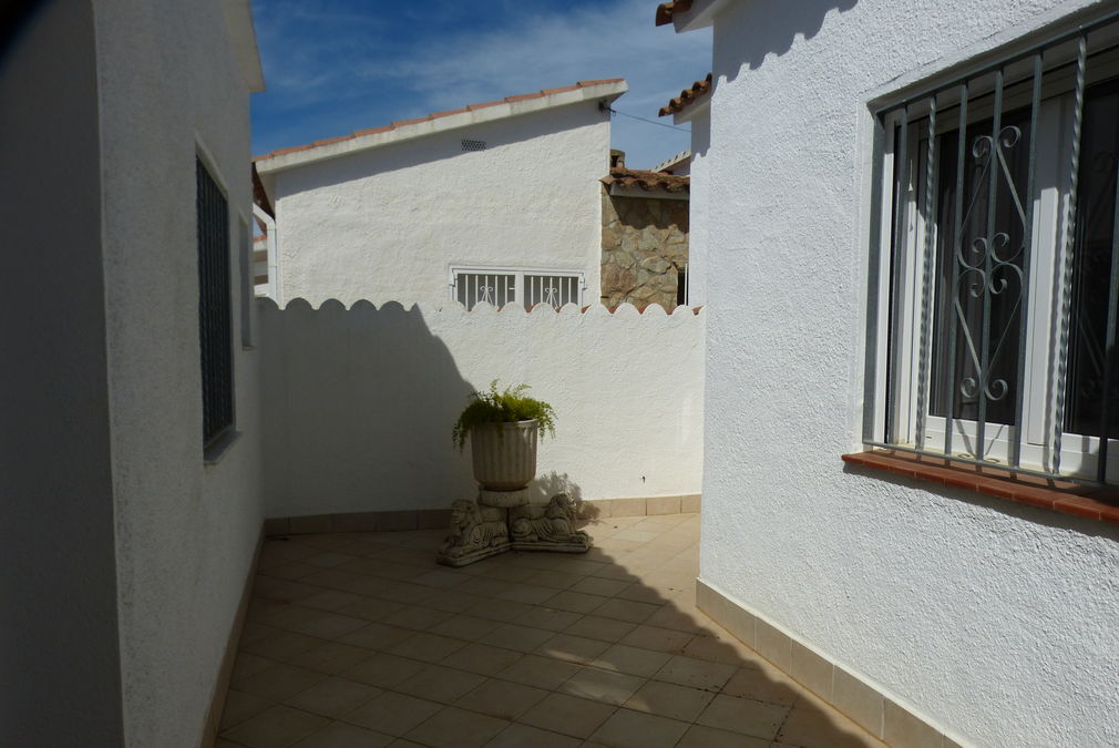 Solid holiday home with external studio, pool and 3 rooms with 2 bathrooms for sale in Empuriabrava