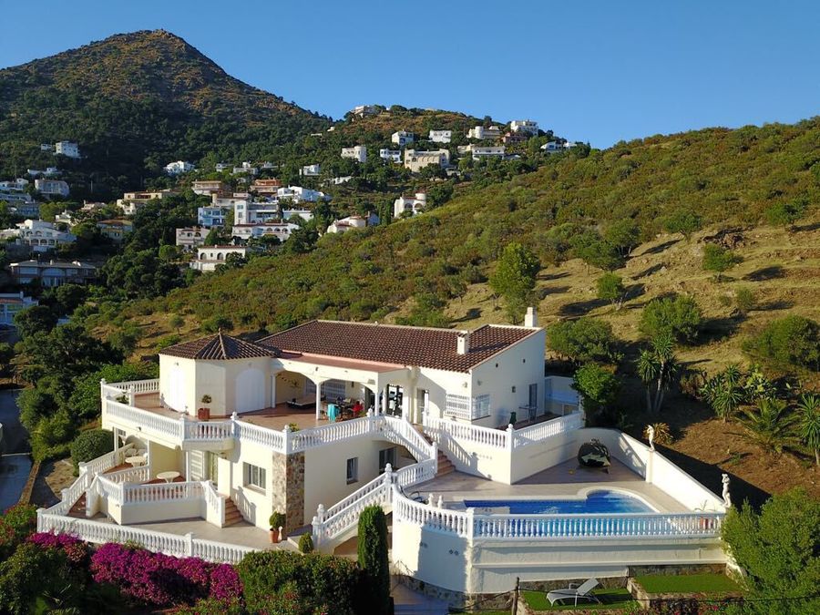 Imposante Villa mit großem Grundstück in Roses zu verkaufen, mit Panoramablick auf das Meer und die Berge.