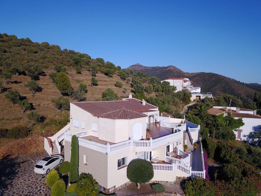 Imposante villa sur grand terrain en vente sur Roses, vue panoramique mer et montagne