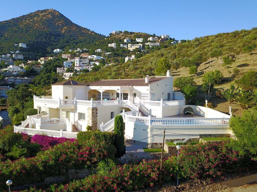 Imposing villa with large plot for sale in Roses, panoramic sea and mountain views.