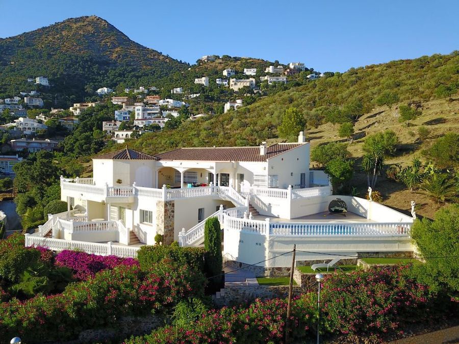Imposing villa with large plot for sale in Roses, panoramic sea and mountain views.
