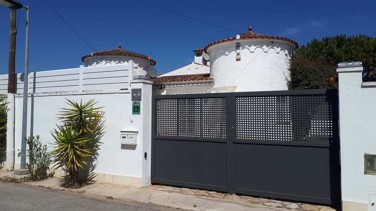 Nice well-kept house for sale, with pool and in a very quiet area in Empuriabrava, very good opportunity